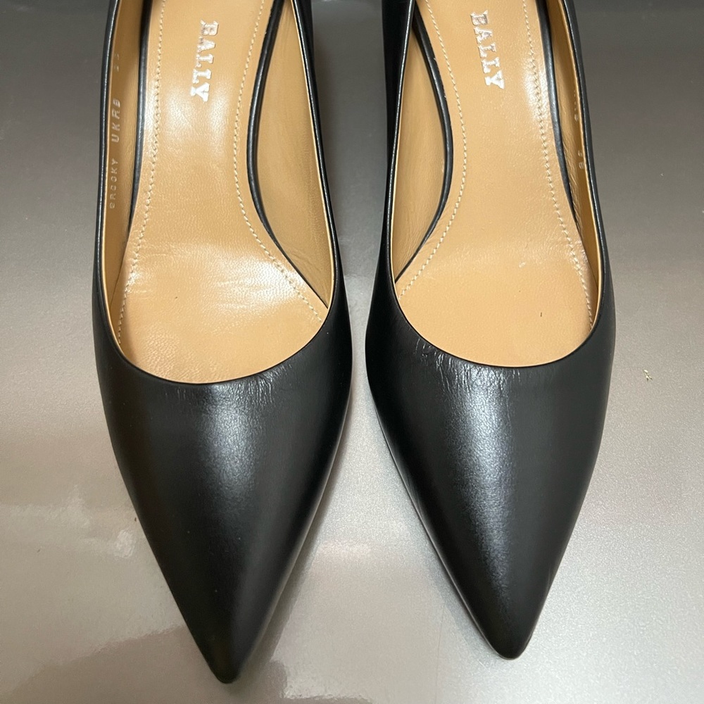 NWT Bally elegant heel, no box, surprising price, size 38
